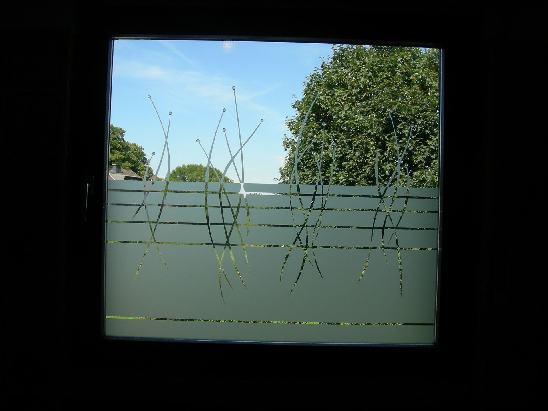 Ein Fenster mit einem Buntglasmuster darauf