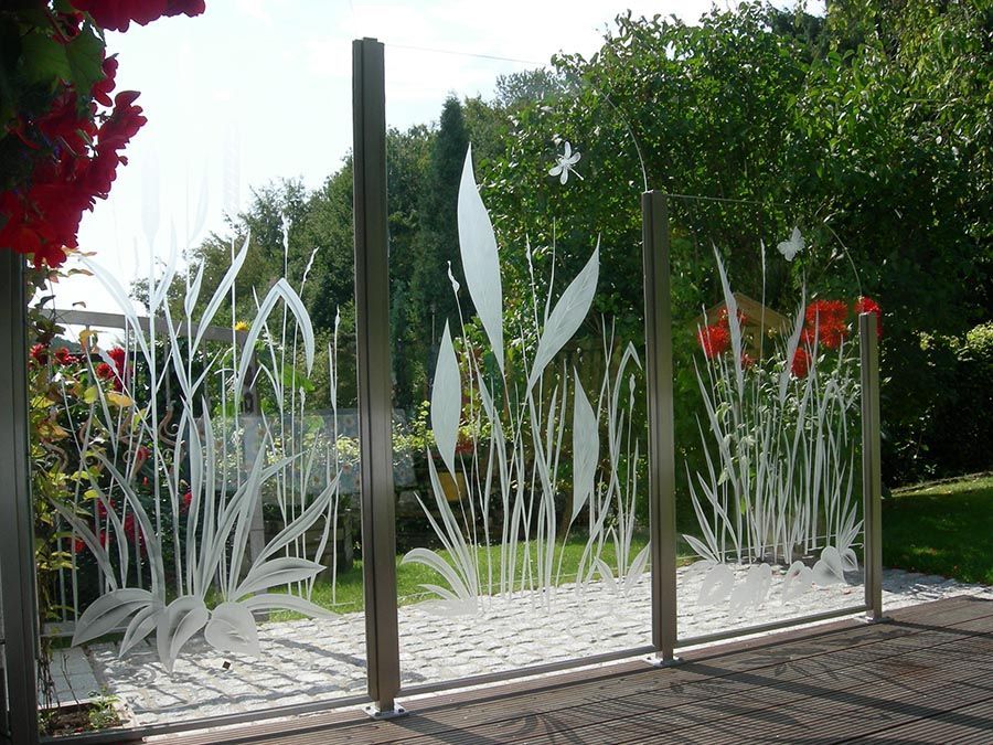 Ein Zaun mit einem Blumengemälde darauf