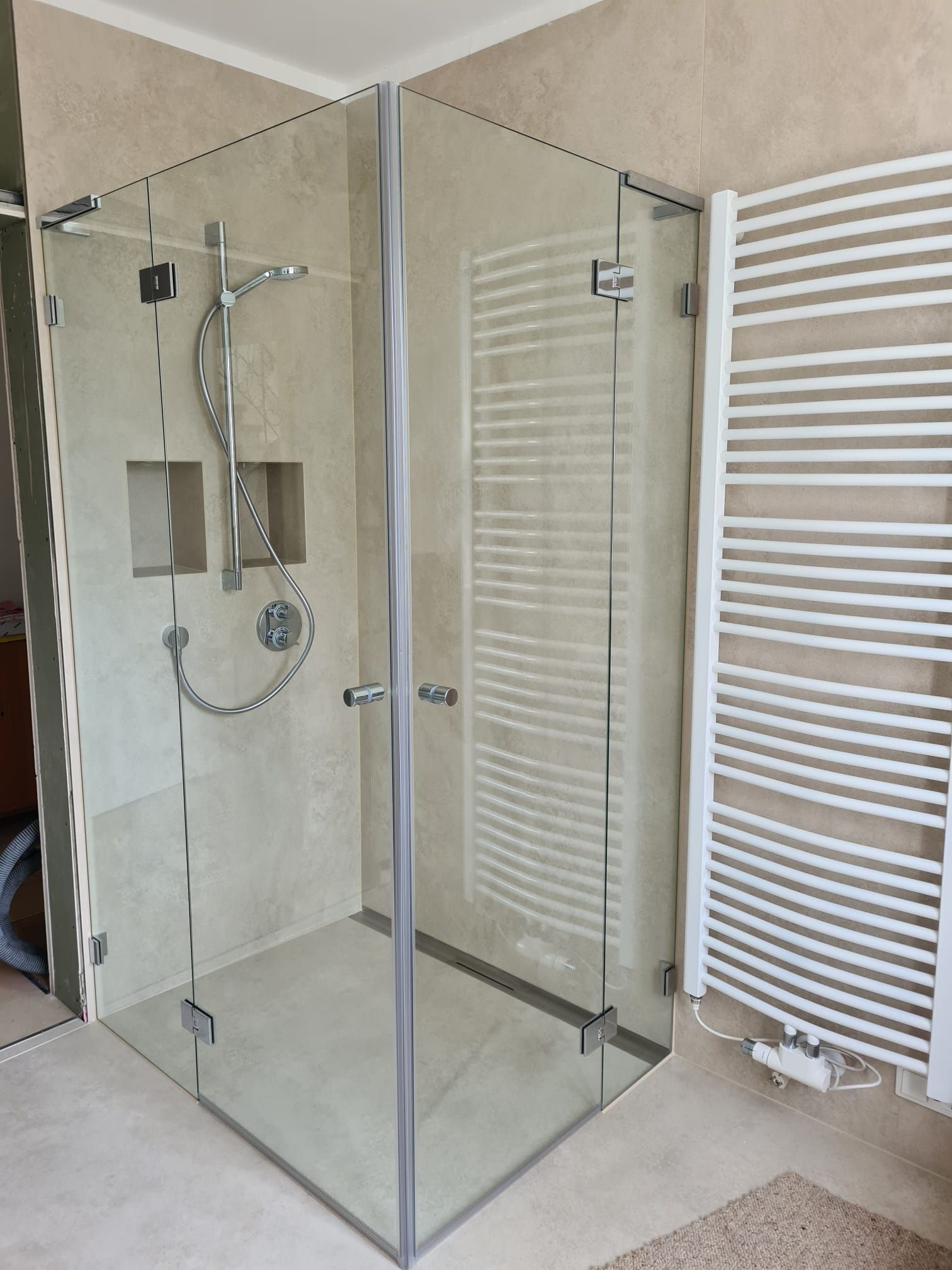 Ein Badezimmer mit Dusche und Handtuchhalter