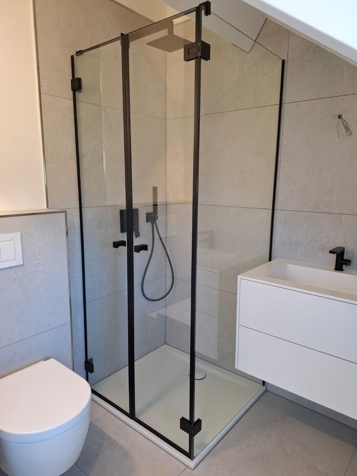 Ein Badezimmer mit Toilette, Waschbecken und Duschkabine.