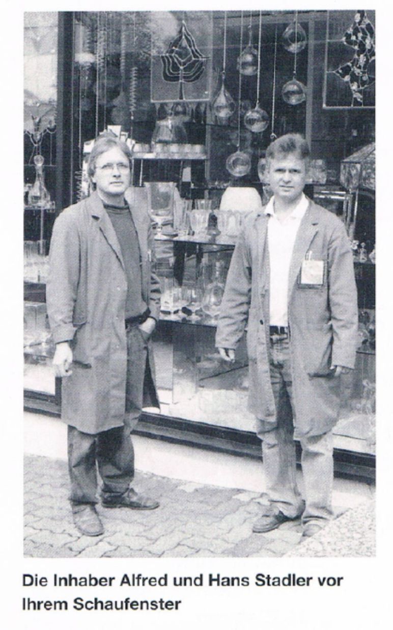 Inhaber Alfred und Hans Stadler vor Ihrem Schaufenster