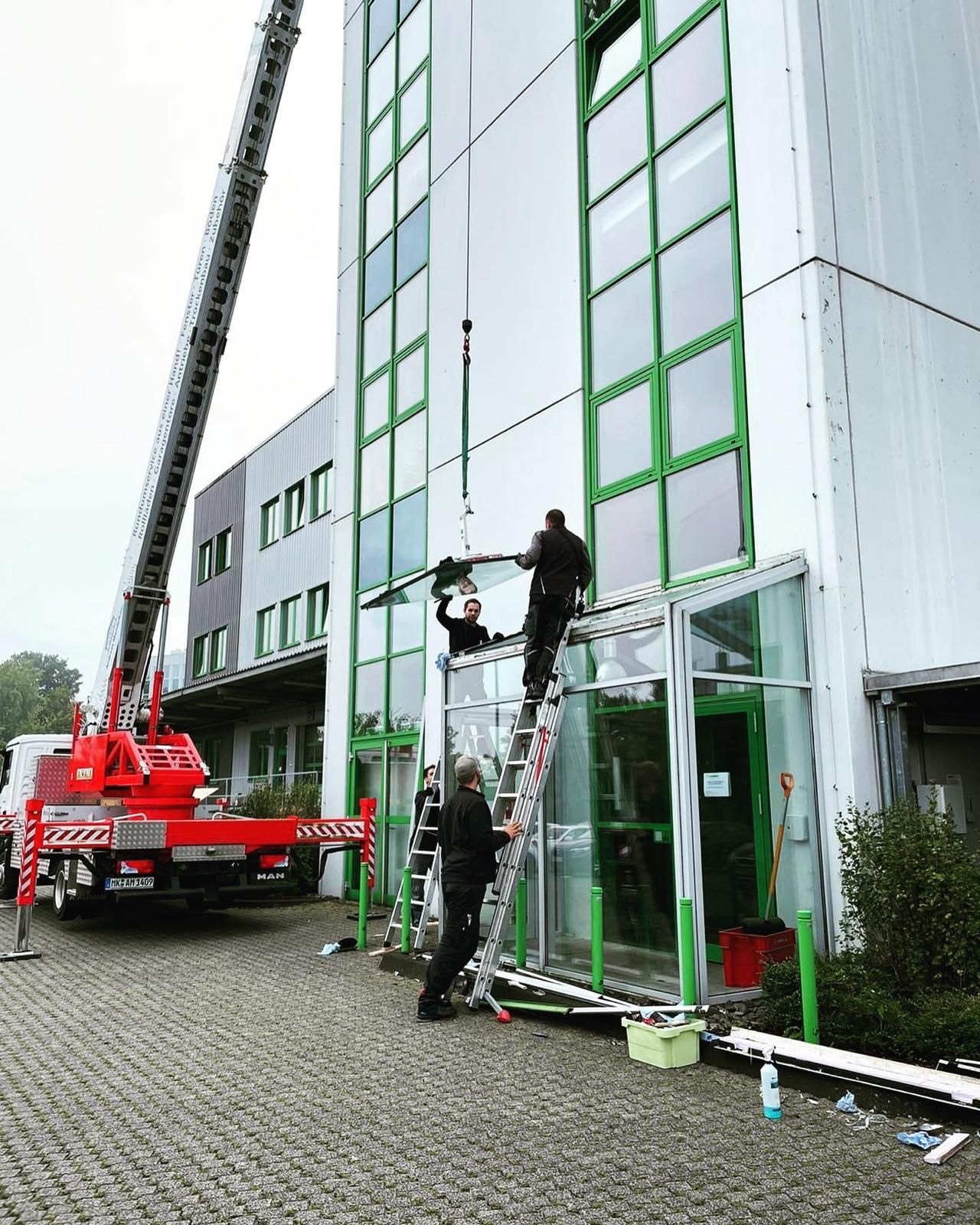 Eine Gruppe von Leuten arbeitet an der Seite eines Gebäudes.