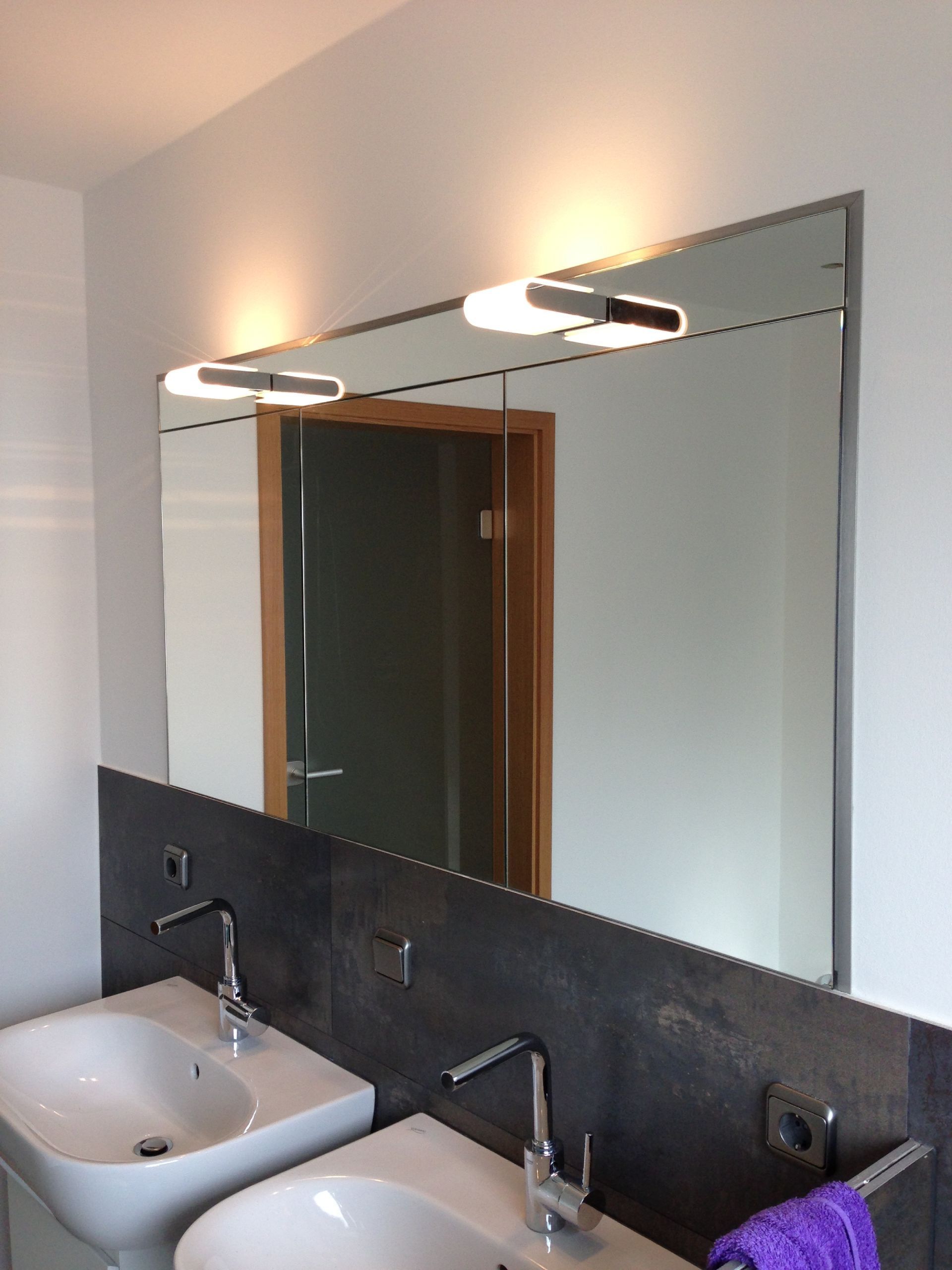 Ein Badezimmer mit zwei Waschbecken und einem großen Spiegel