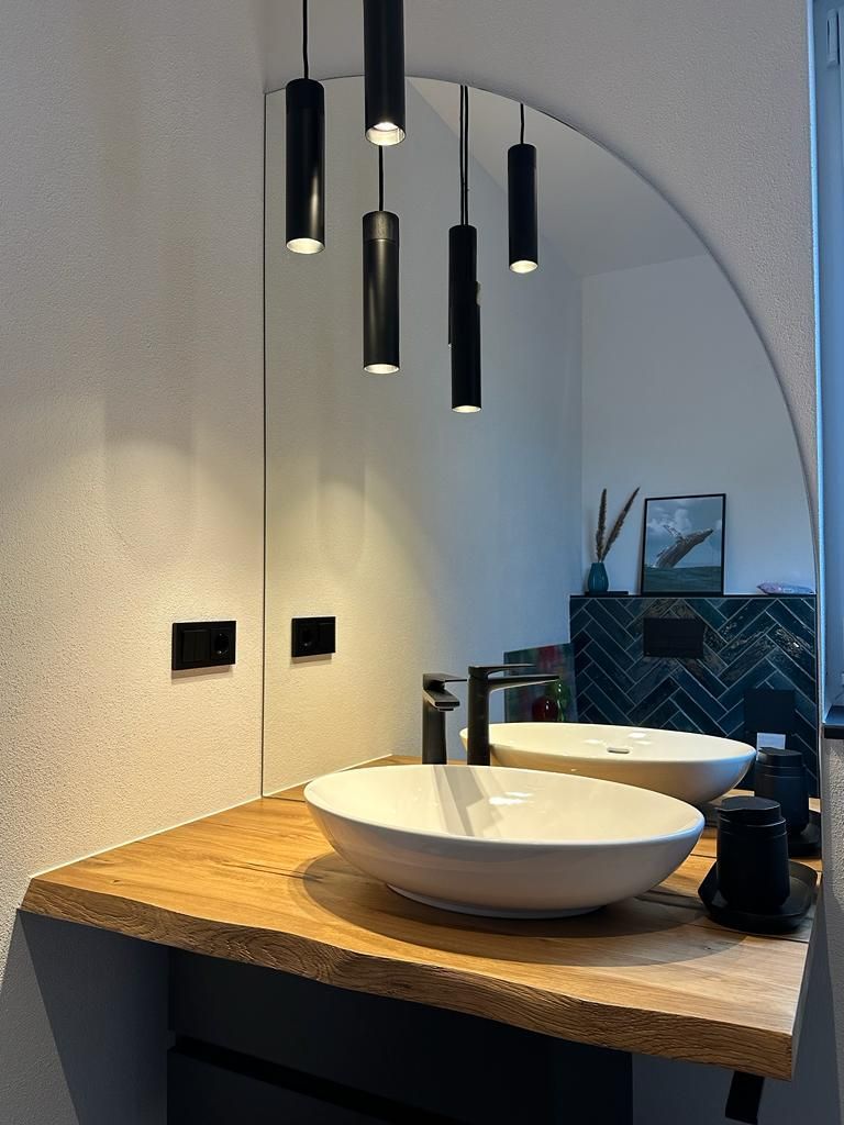 Ein Badezimmer mit zwei Waschbecken und einem großen Spiegel.