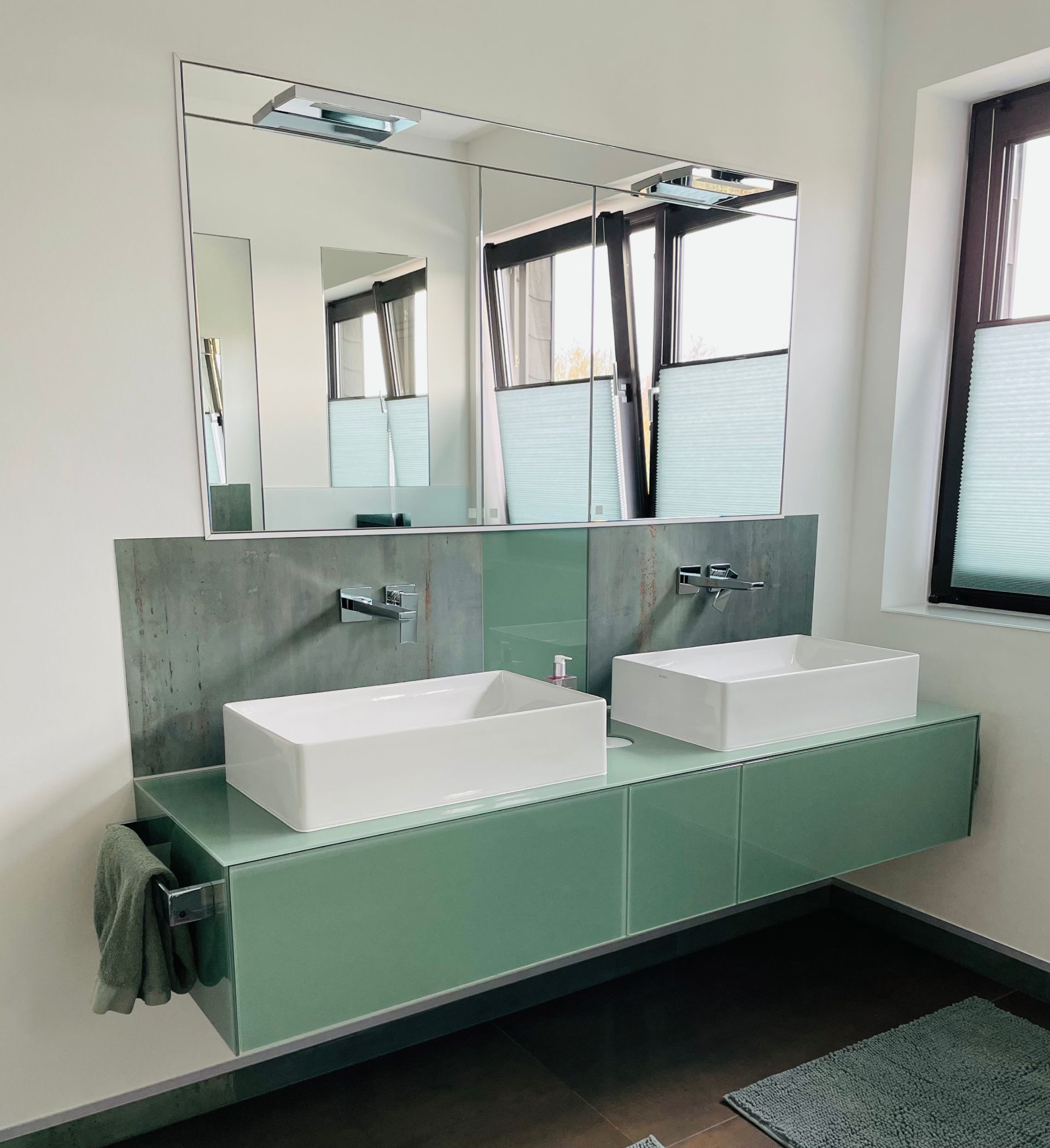 Ein Badezimmer mit zwei Waschbecken und einem Spiegel