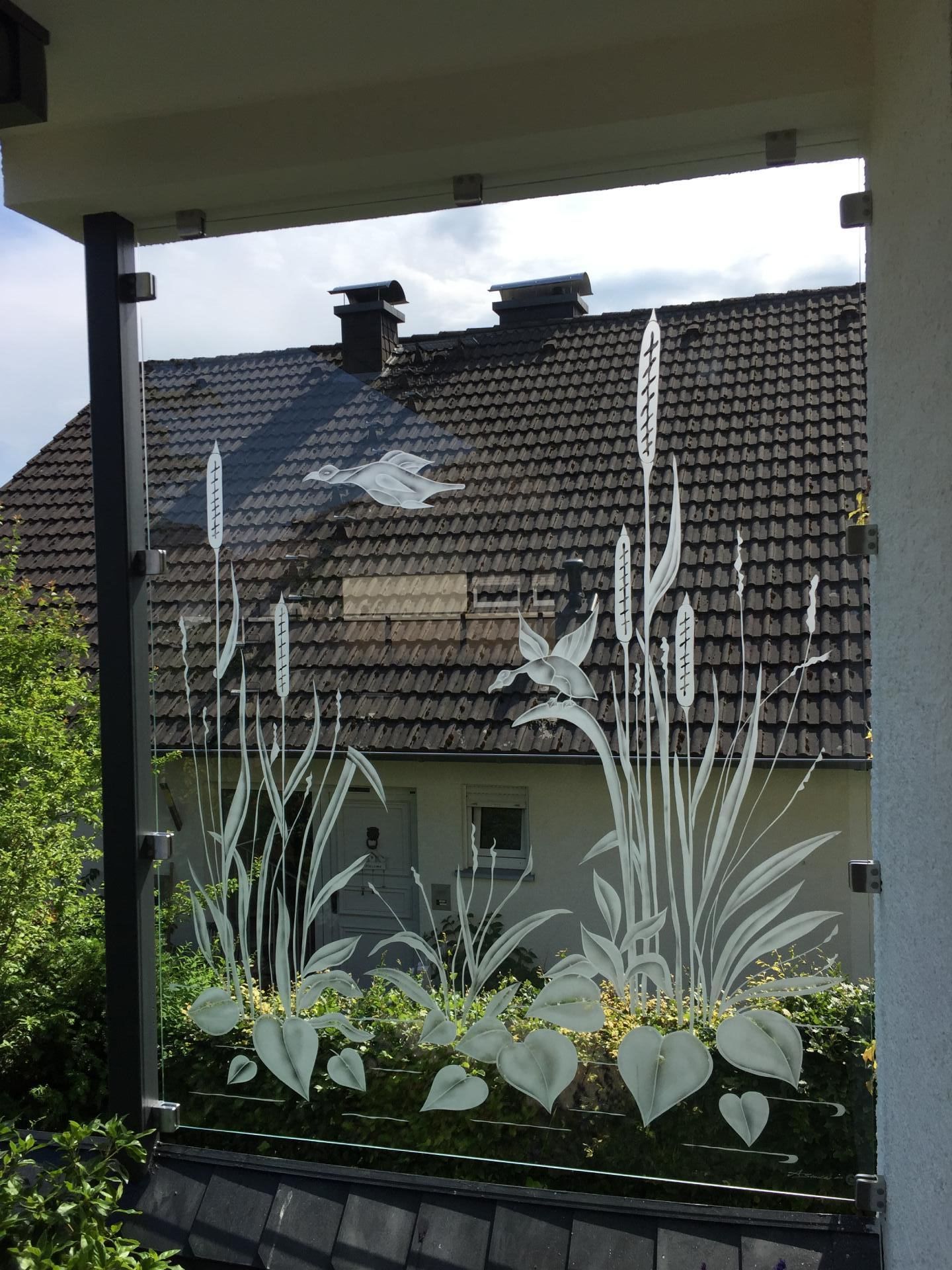 Ein Fenster mit einem Bild von Pflanzen darauf