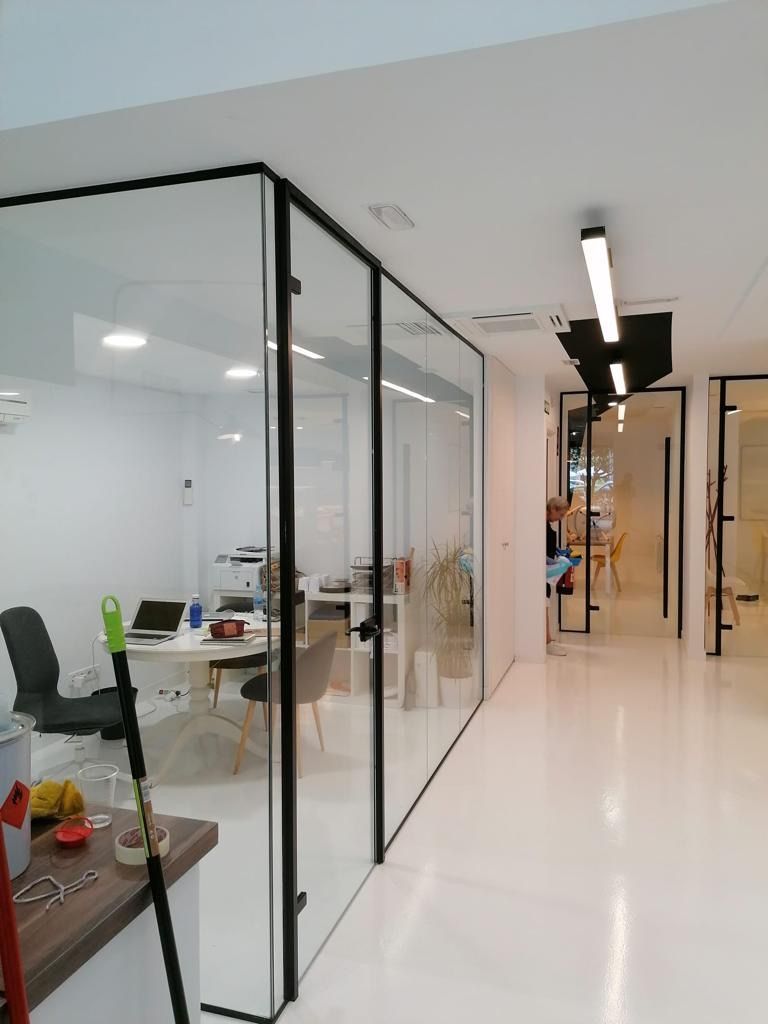 Un pasillo con un escritorio y sillas.