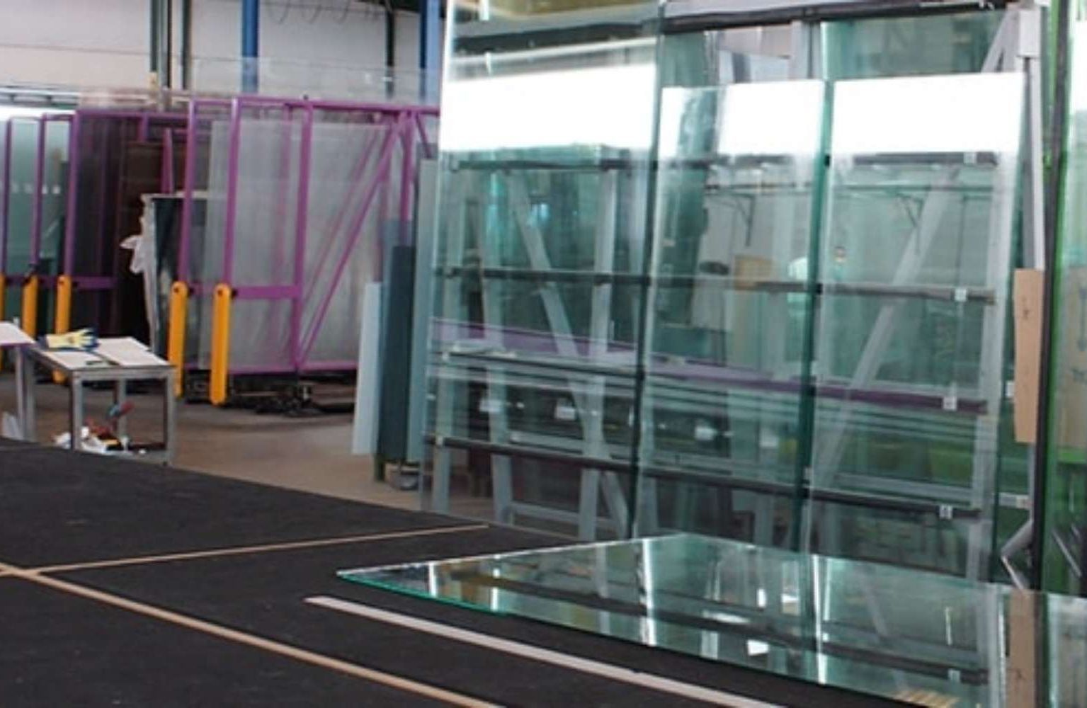Un almacén lleno de muchas piezas de vidrio.