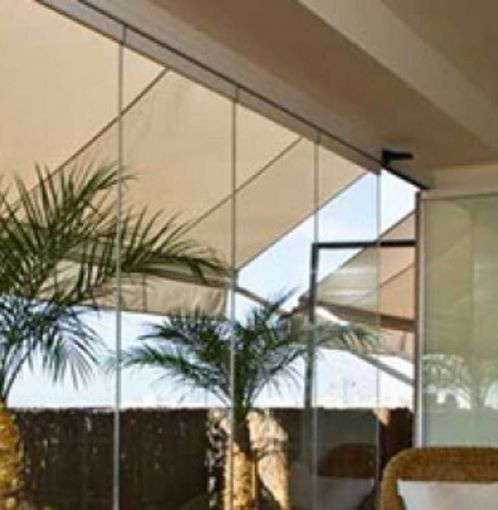 Una sala de estar con muchas ventanas y un dosel.