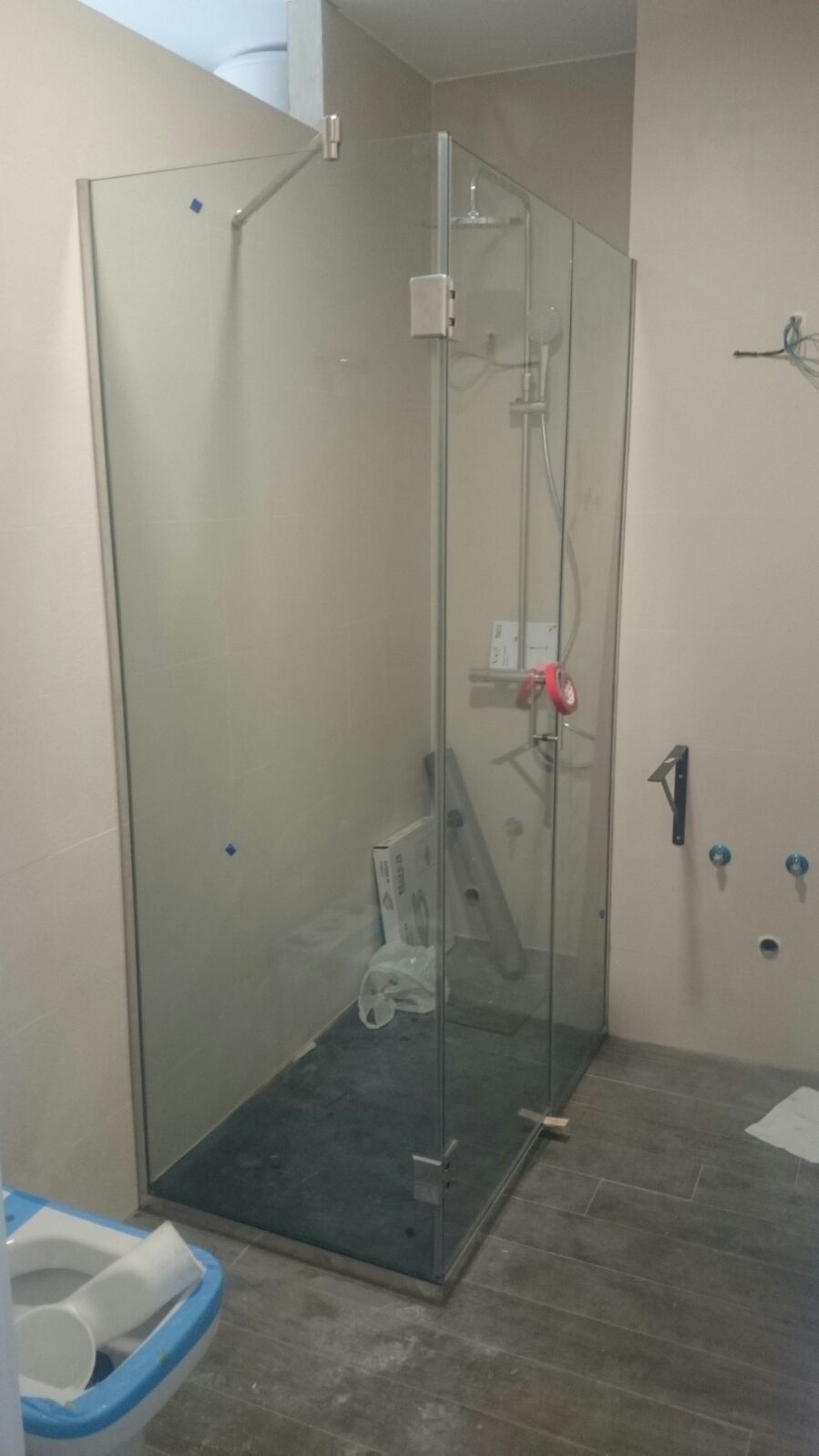 Un baño con ducha a ras de suelo y un inodoro.