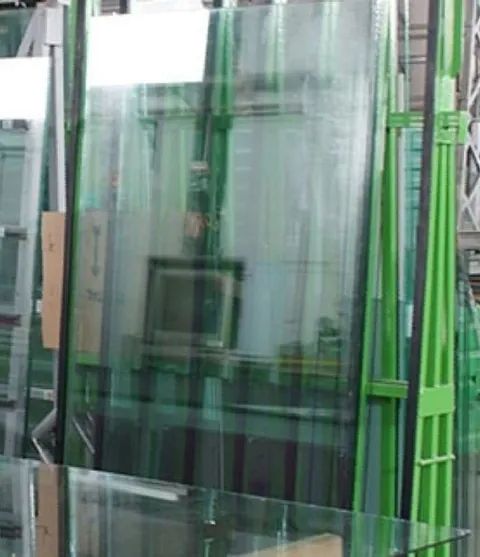 Un montón de vidrios apilados uno encima del otro en un almacén.
