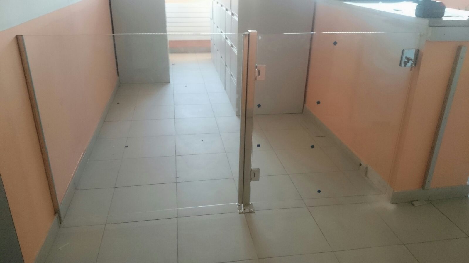 Un pasillo largo con un divisor de vidrio en el medio.