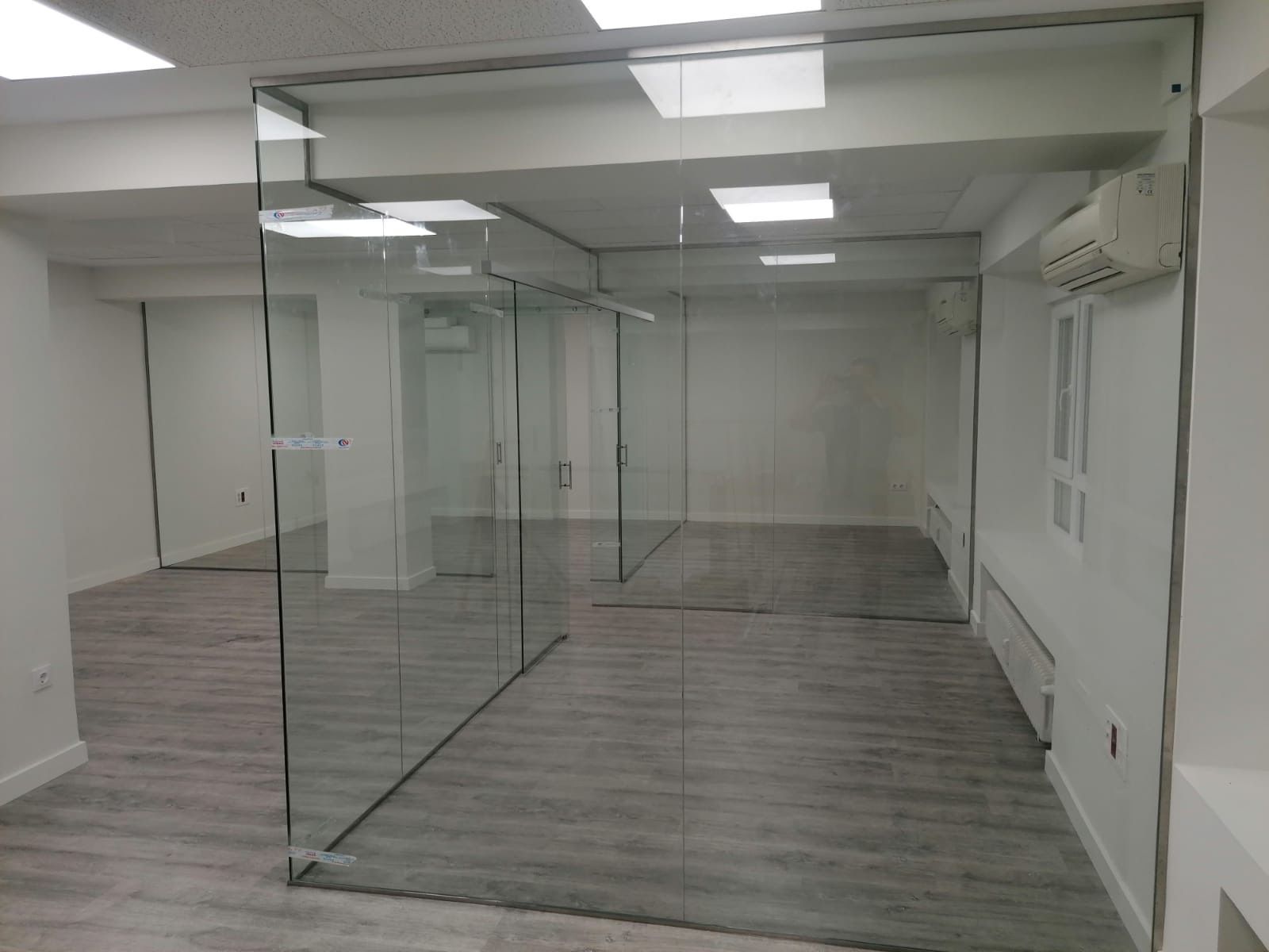 Una habitación vacía con muchas paredes de cristal