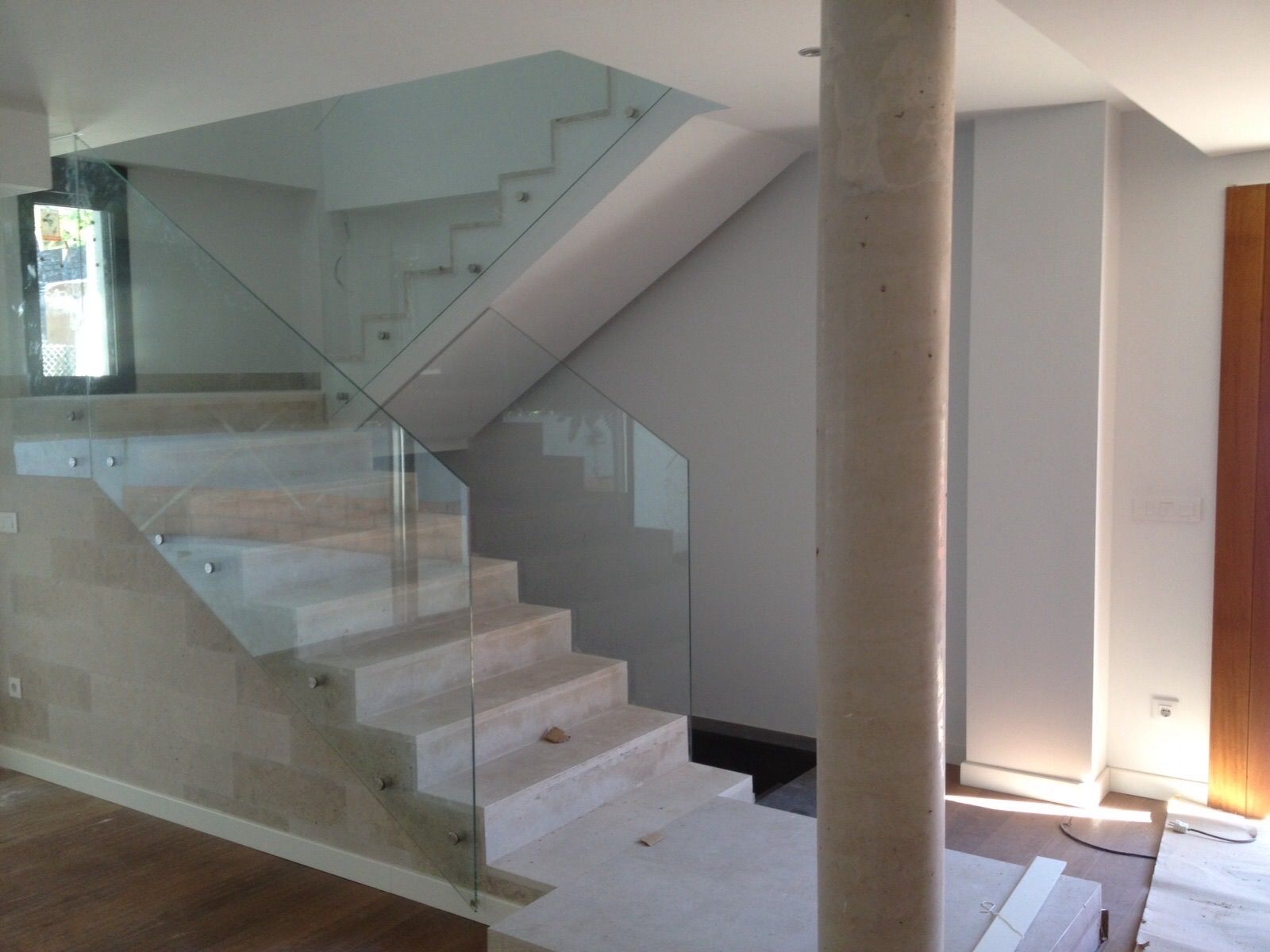 Una escalera con barandilla de cristal en una casa