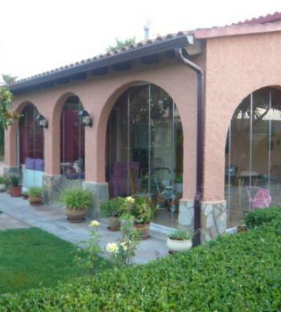 Una casa con muchas ventanas y arcos