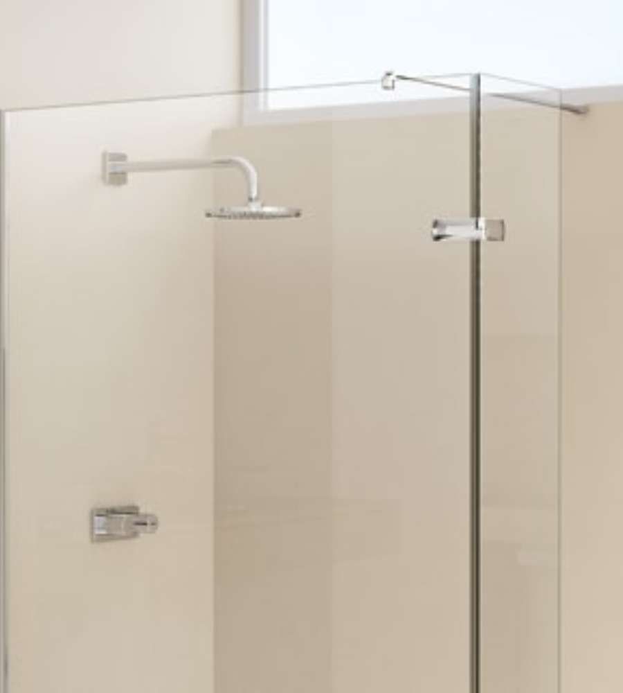 Una cabina de ducha con puerta de cristal transparente y cabezal de ducha.