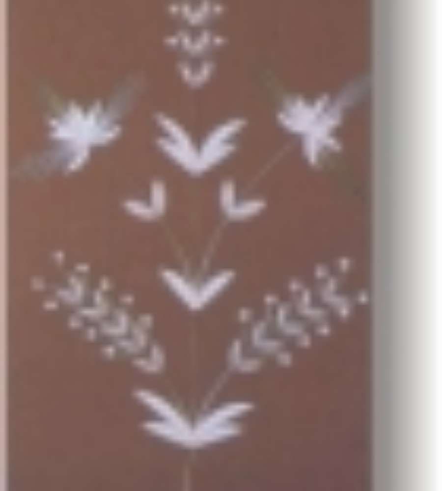 Un fondo marrón con flores blancas y flechas.