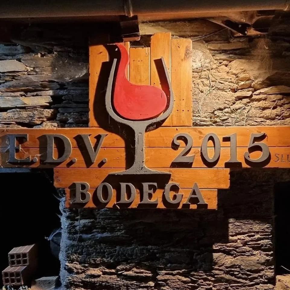 Un cartel de madera que dice edv 2015 bodega