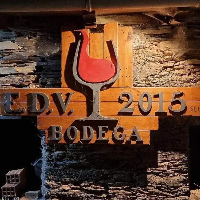 Un cartel de madera que dice edv 2015 bodega