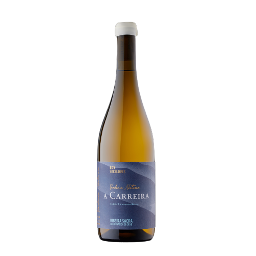 Una botella de vino con una etiqueta azul que dice carrera