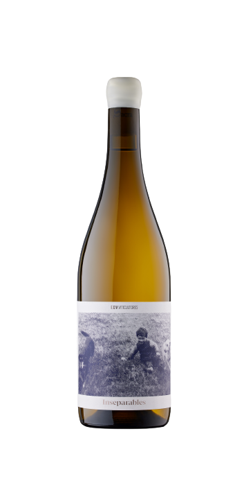 Una botella de vino blanco con una imagen de un hombre en la etiqueta sobre un fondo blanco.