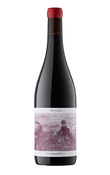 Una botella de vino tinto con una imagen de un hombre en la etiqueta.