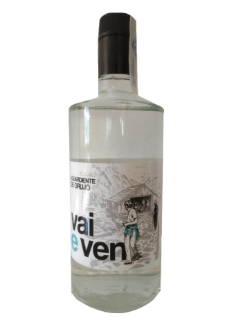 Una botella de vai e even reposa sobre una superficie blanca.