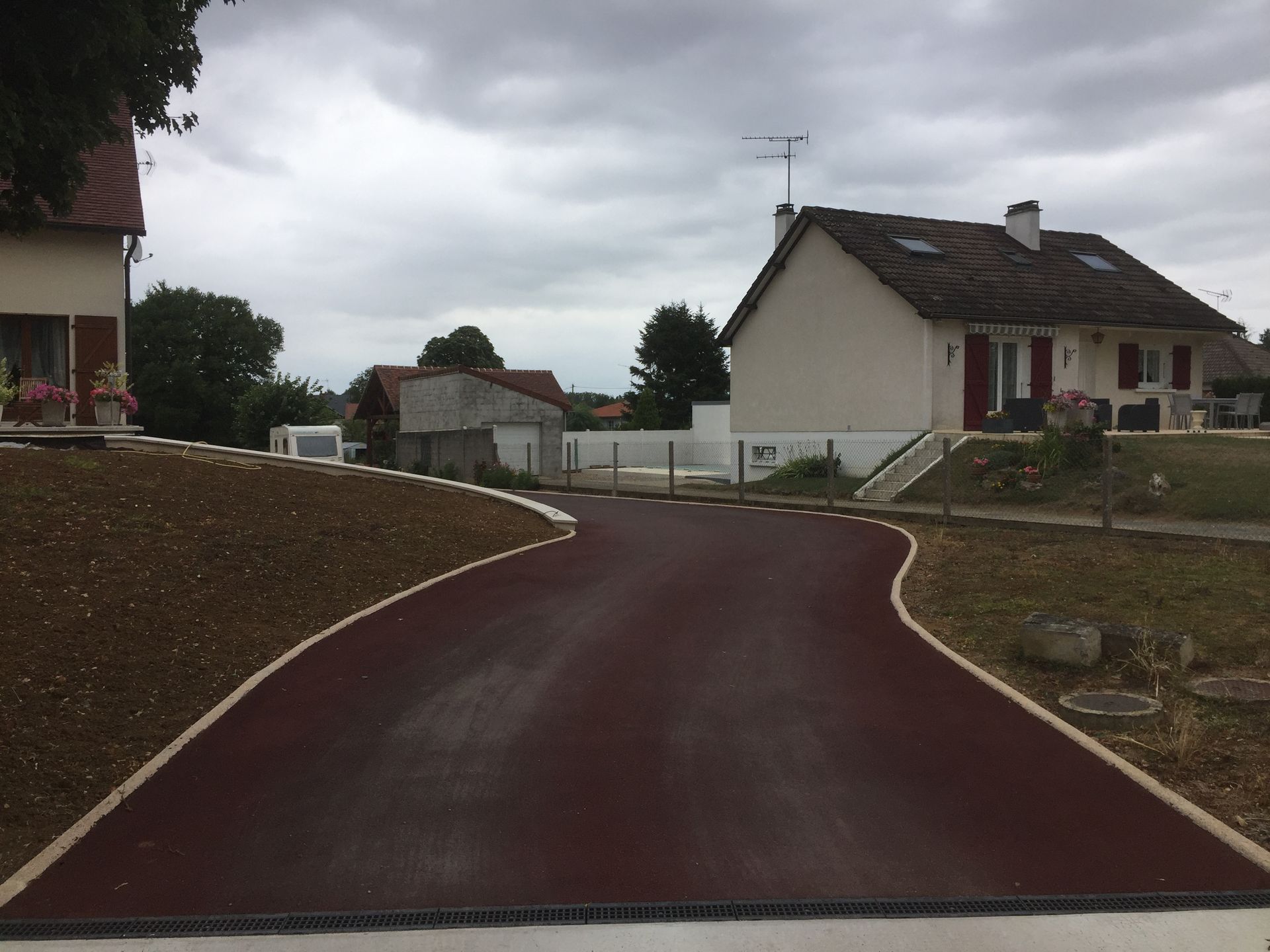 Béton enrobé sur un trottoir
