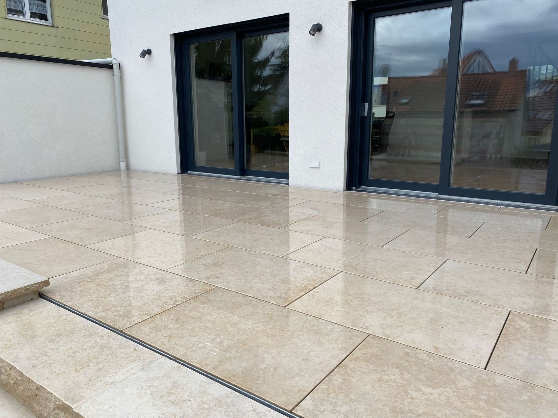 Vorgarten mit Steinelementen