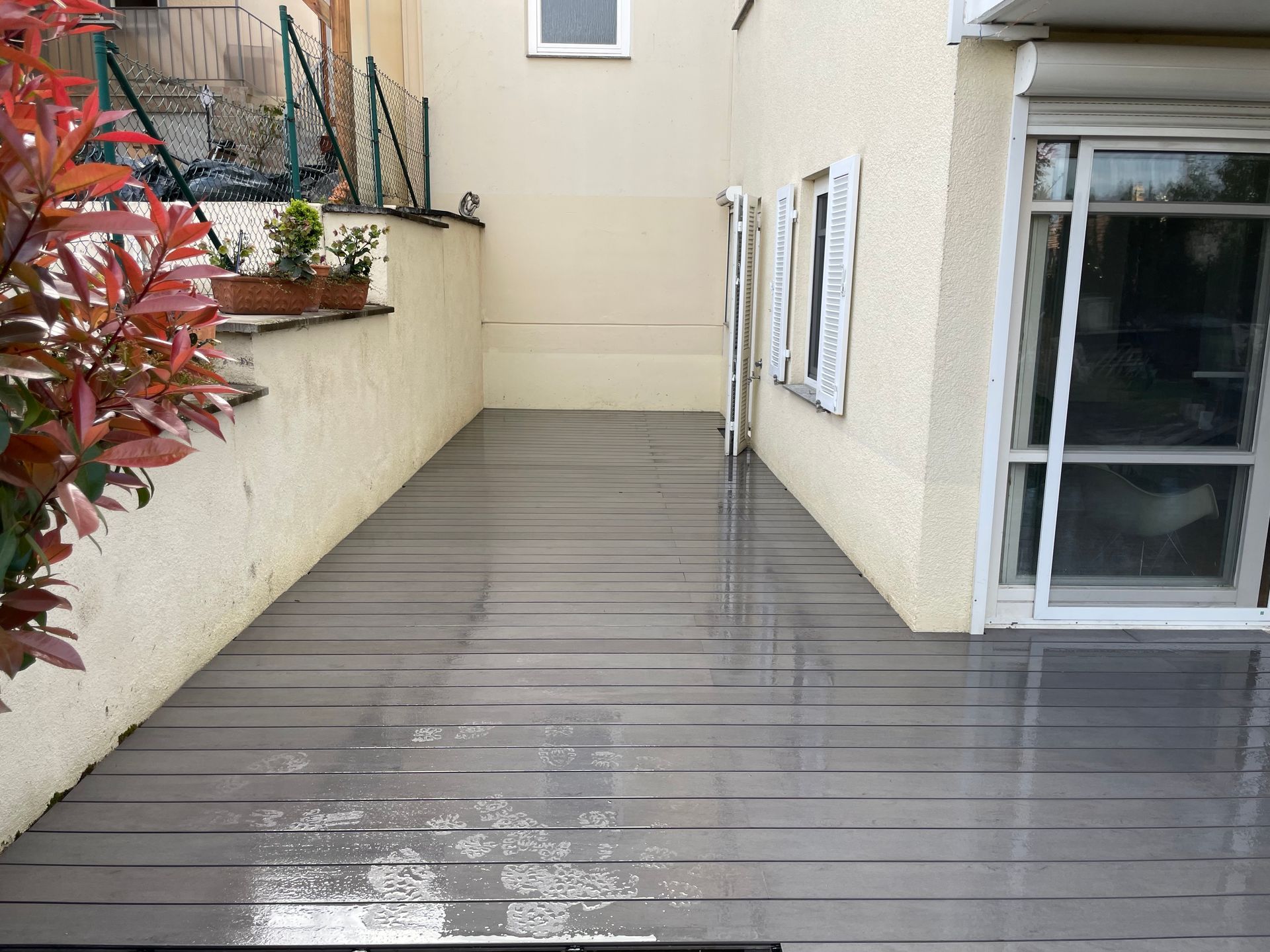 Holztisch im Außenbereich