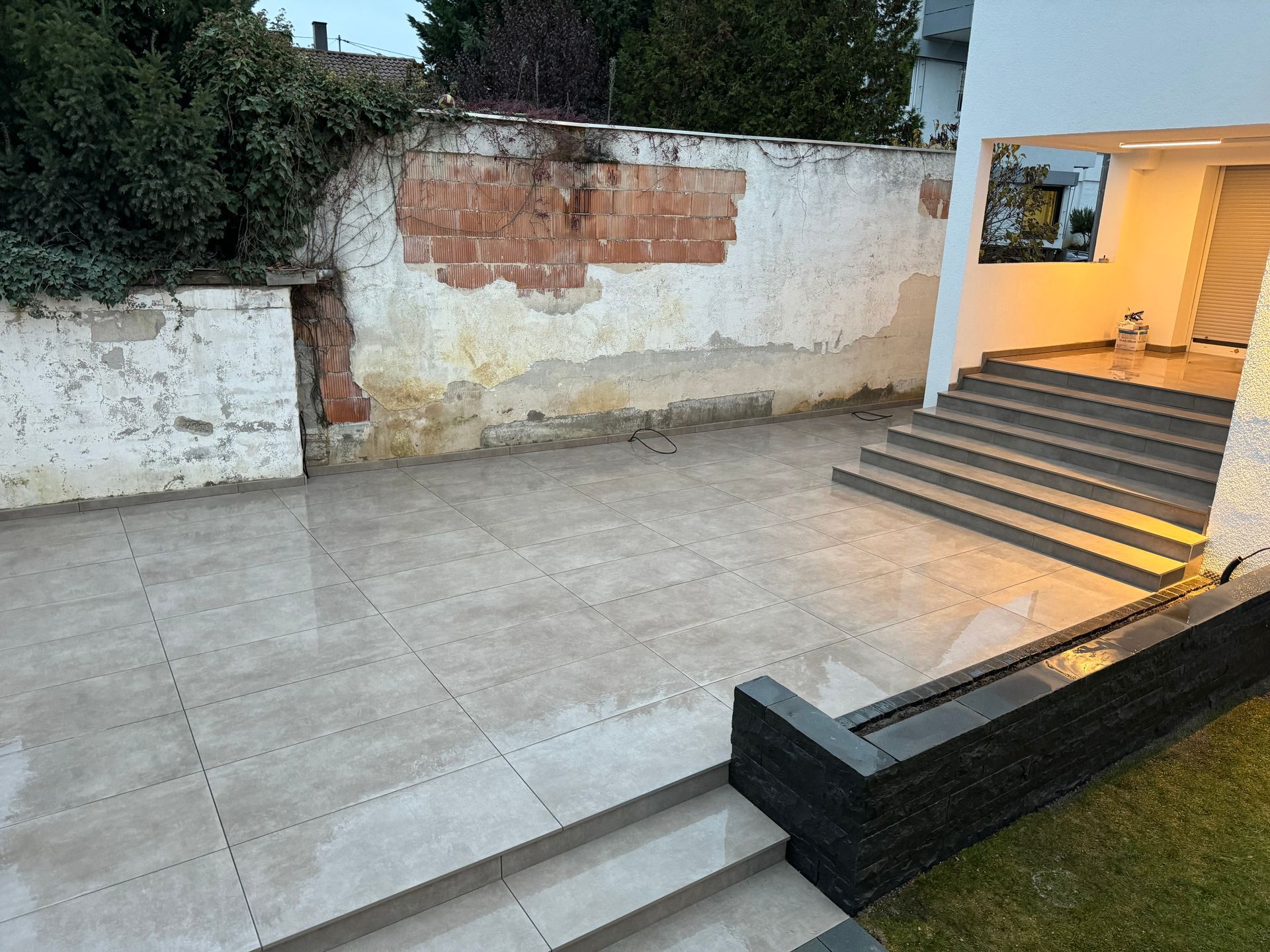 Neu gepflasterter Innenhof mit breiter Steintreppe.