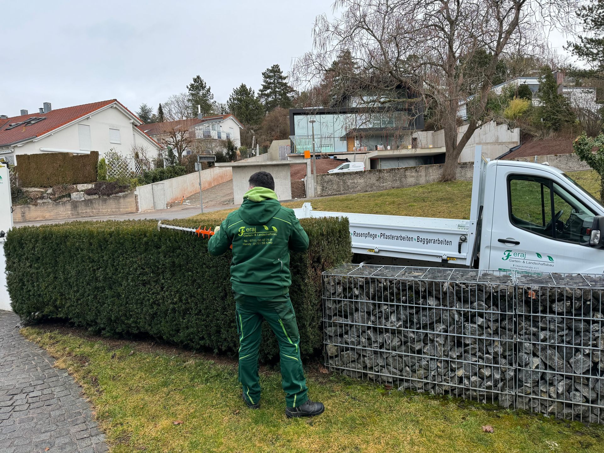 Gartenschere schneidet Zweige ab