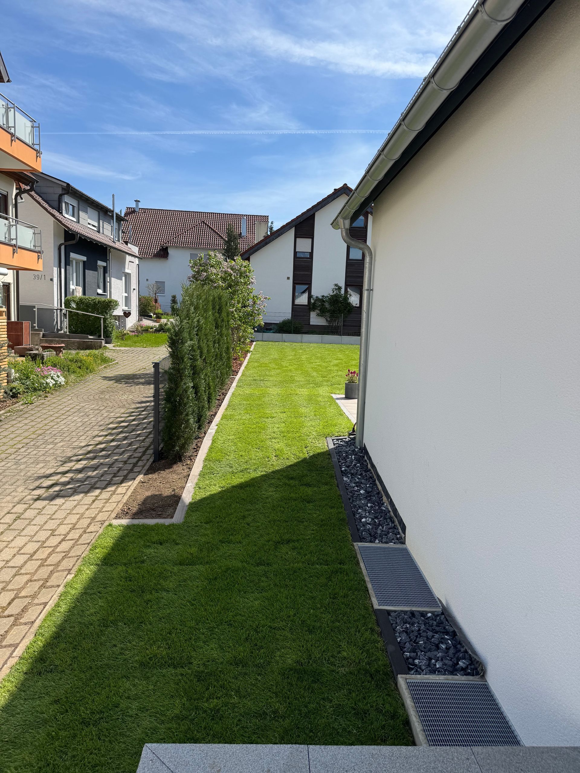 Blick zwischen Häusern auf einen blauen Himmel.
