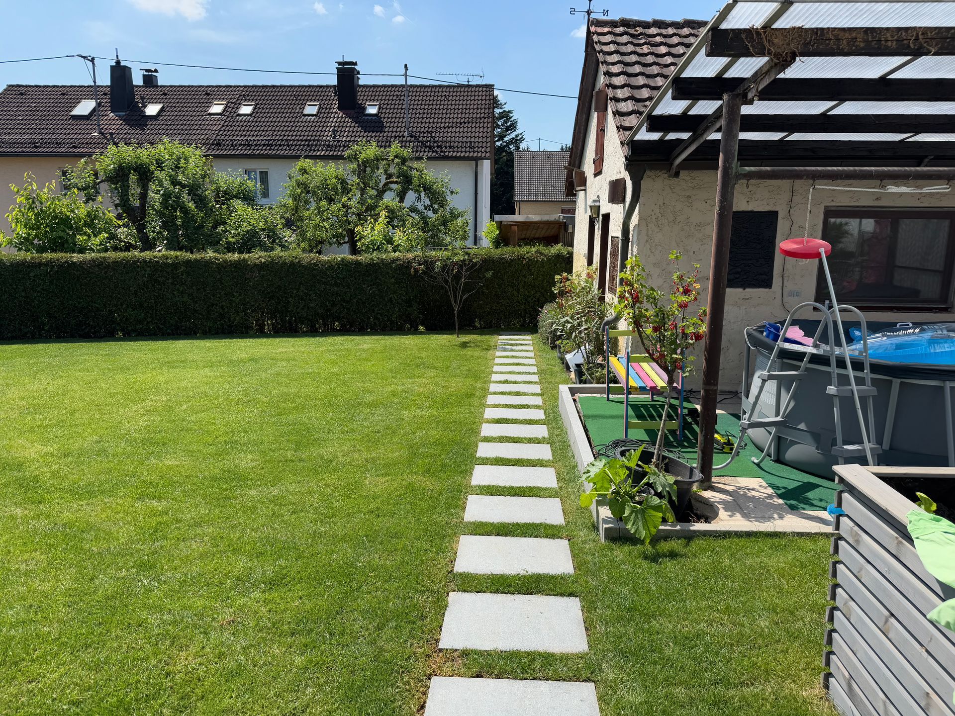 Gartenlandschaftsbauer legt Rasen