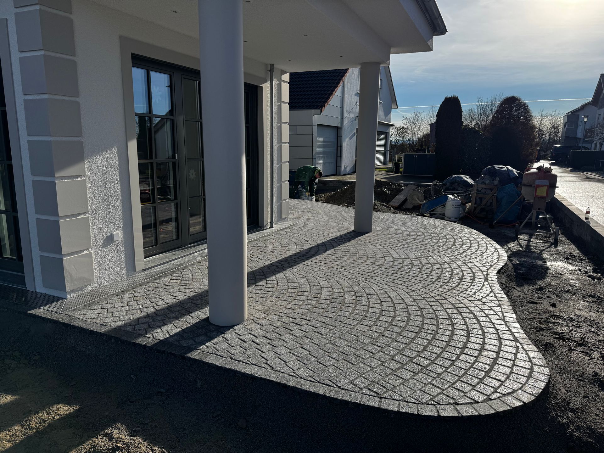 Eingangsbereich mit Säulen und kunstvollem Steinpflaster.