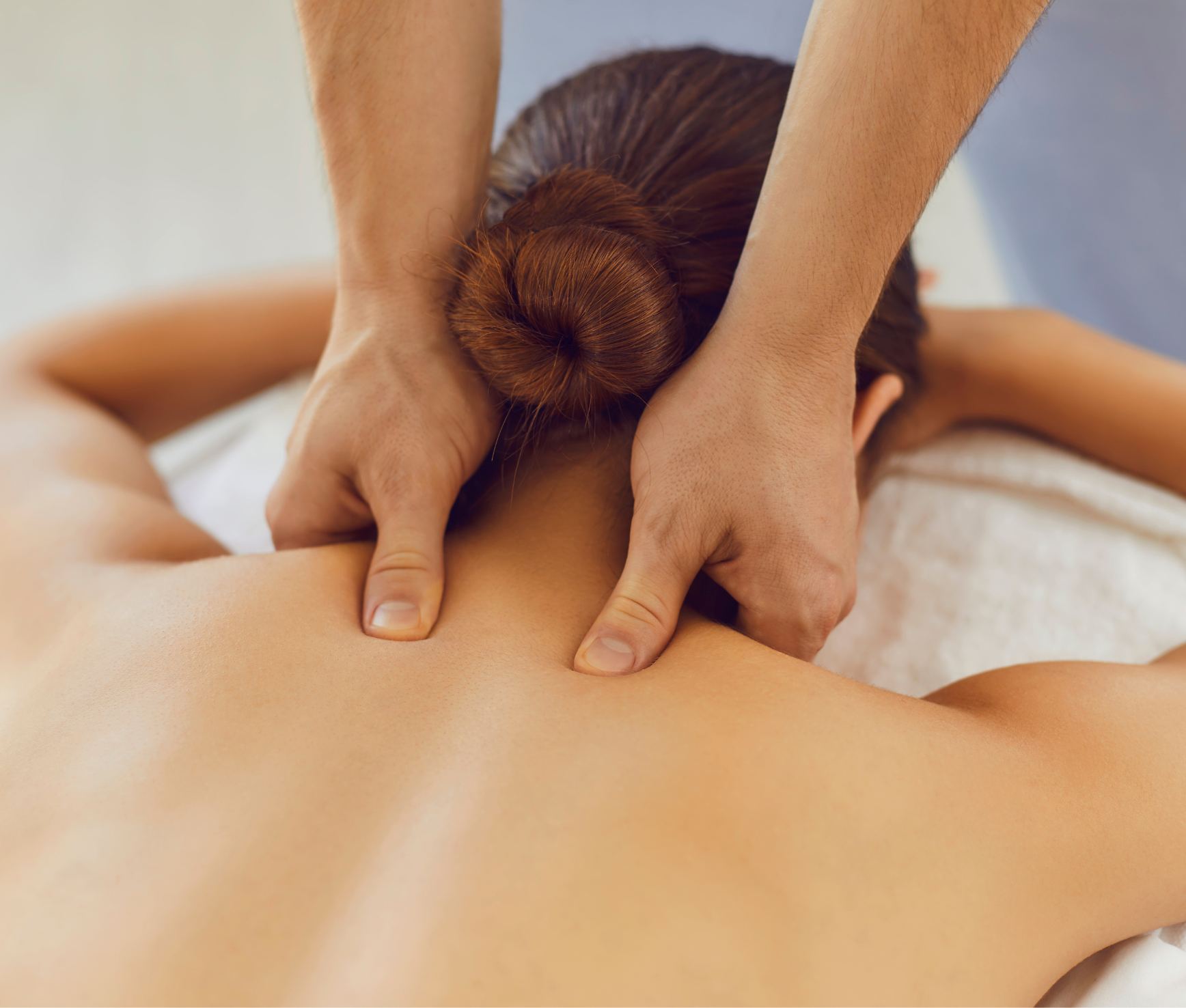 Une femme se fait masser dans un spa.