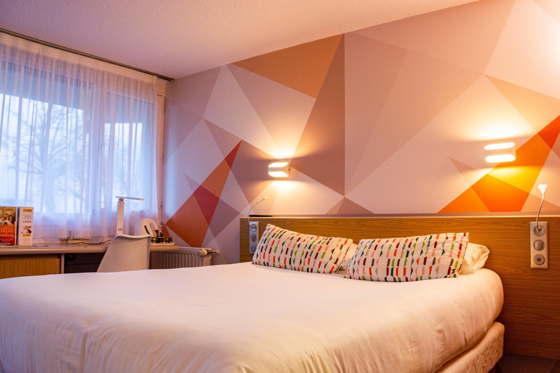 Chambre avec lit  l'Hôtel Balladins à La roche-sur-Yon