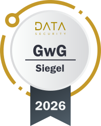 Gold-weißes Abzeichen „DATENSICHERHEIT GwG Siegel 2026“ mit Schleifenemblem