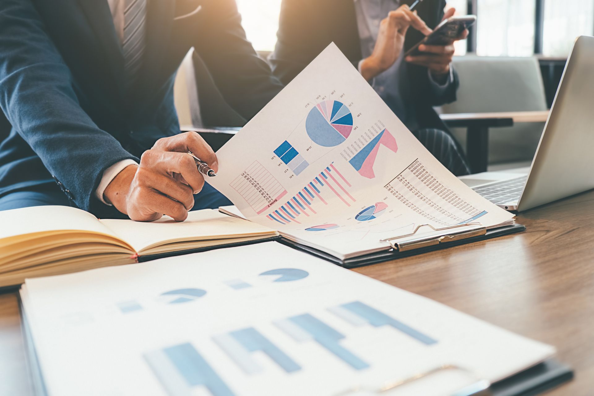 Sicht auf Stadt mit Riesenrad aus der Vogelperspektive