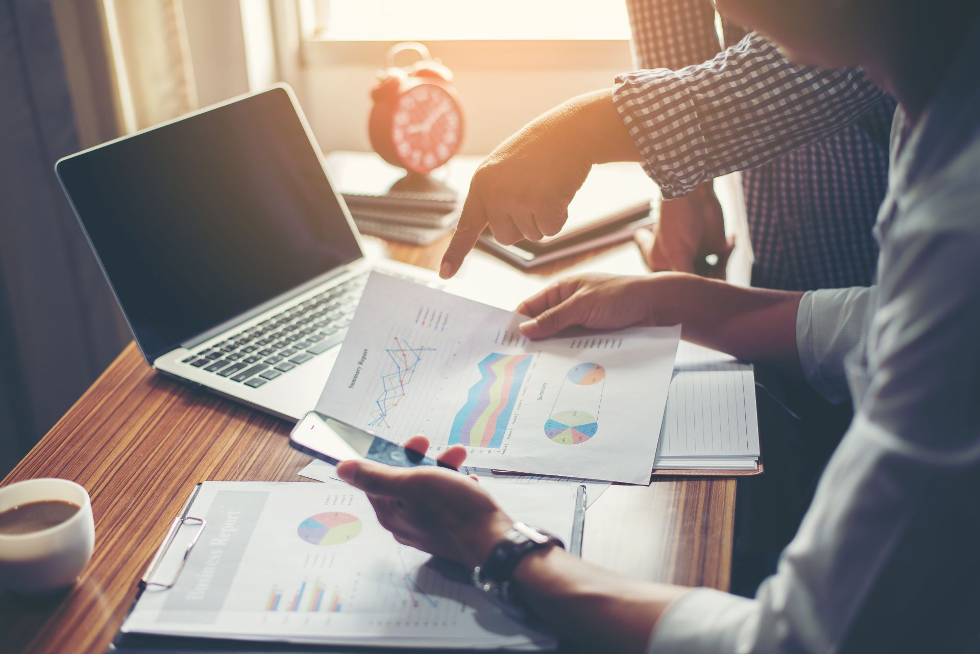 zwei Personen mit Statistiken am Schreibtisch