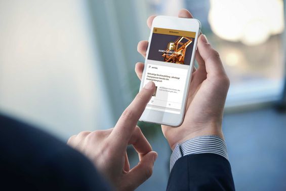 Mann bedient Smartphone