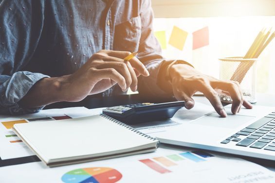 Hände am Laptop mit Statistiken