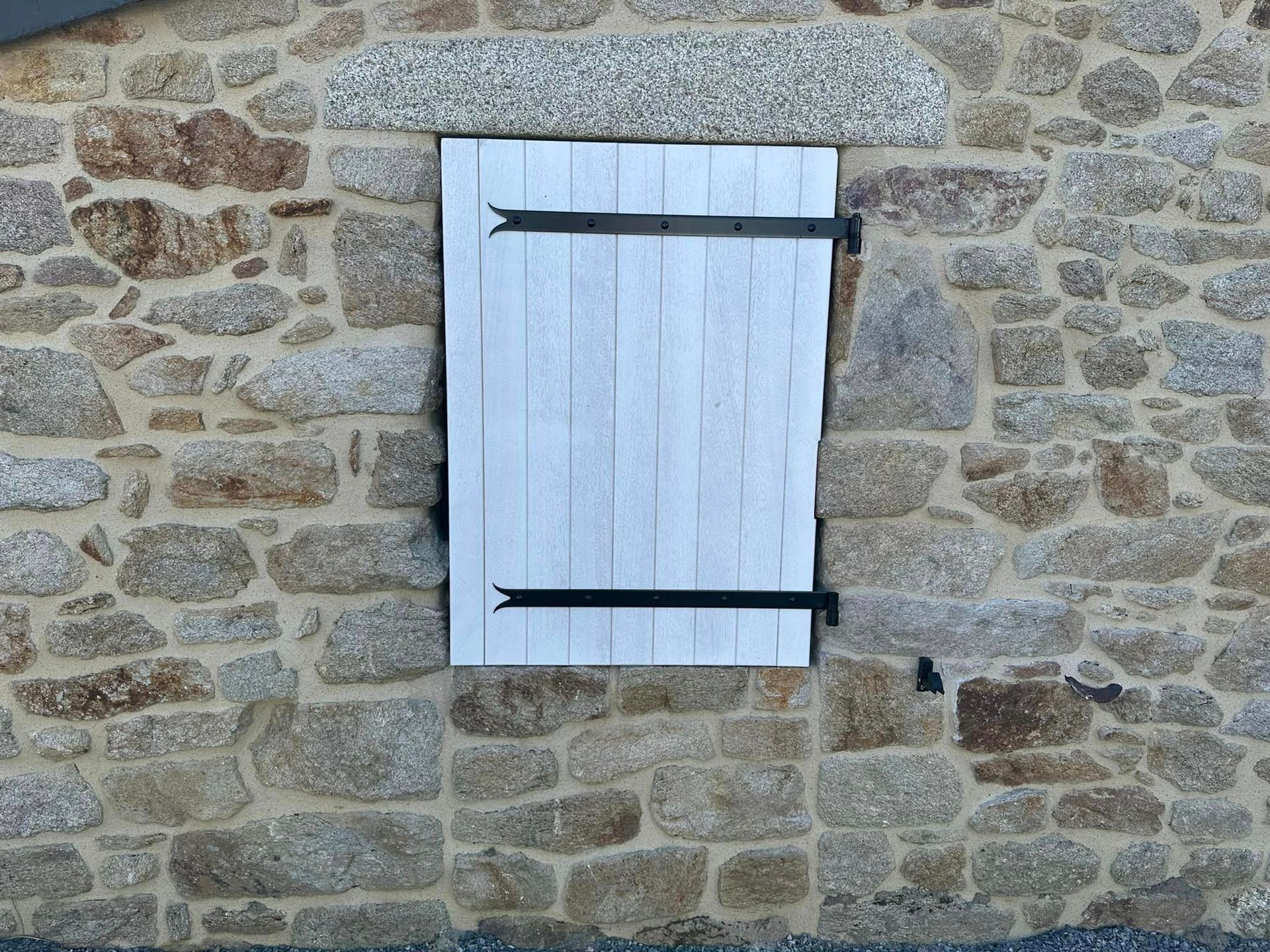 Volet battant fermé sur fenêtre