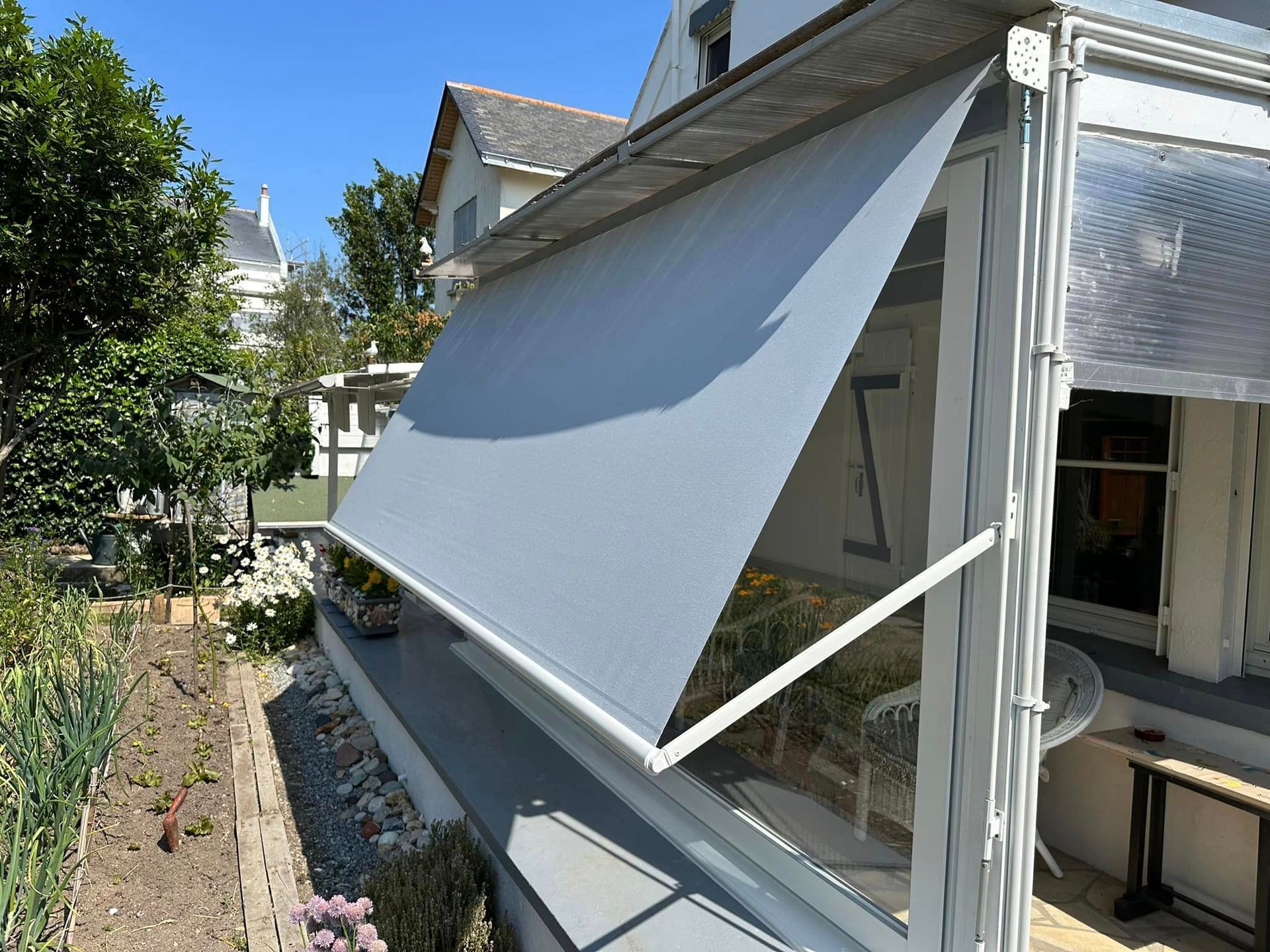 Store banne sur baie vitrée