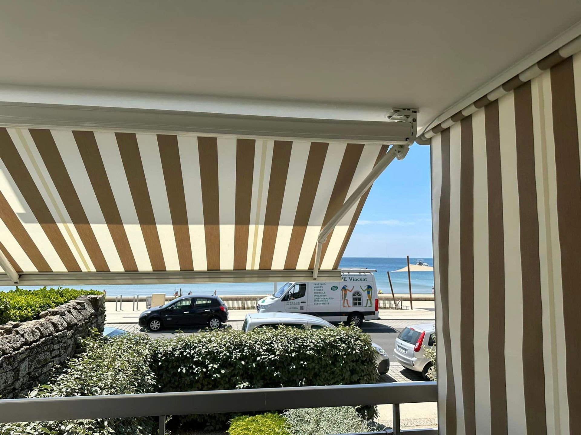 Store à projectionsur balcon d'appartement en vue intérieure