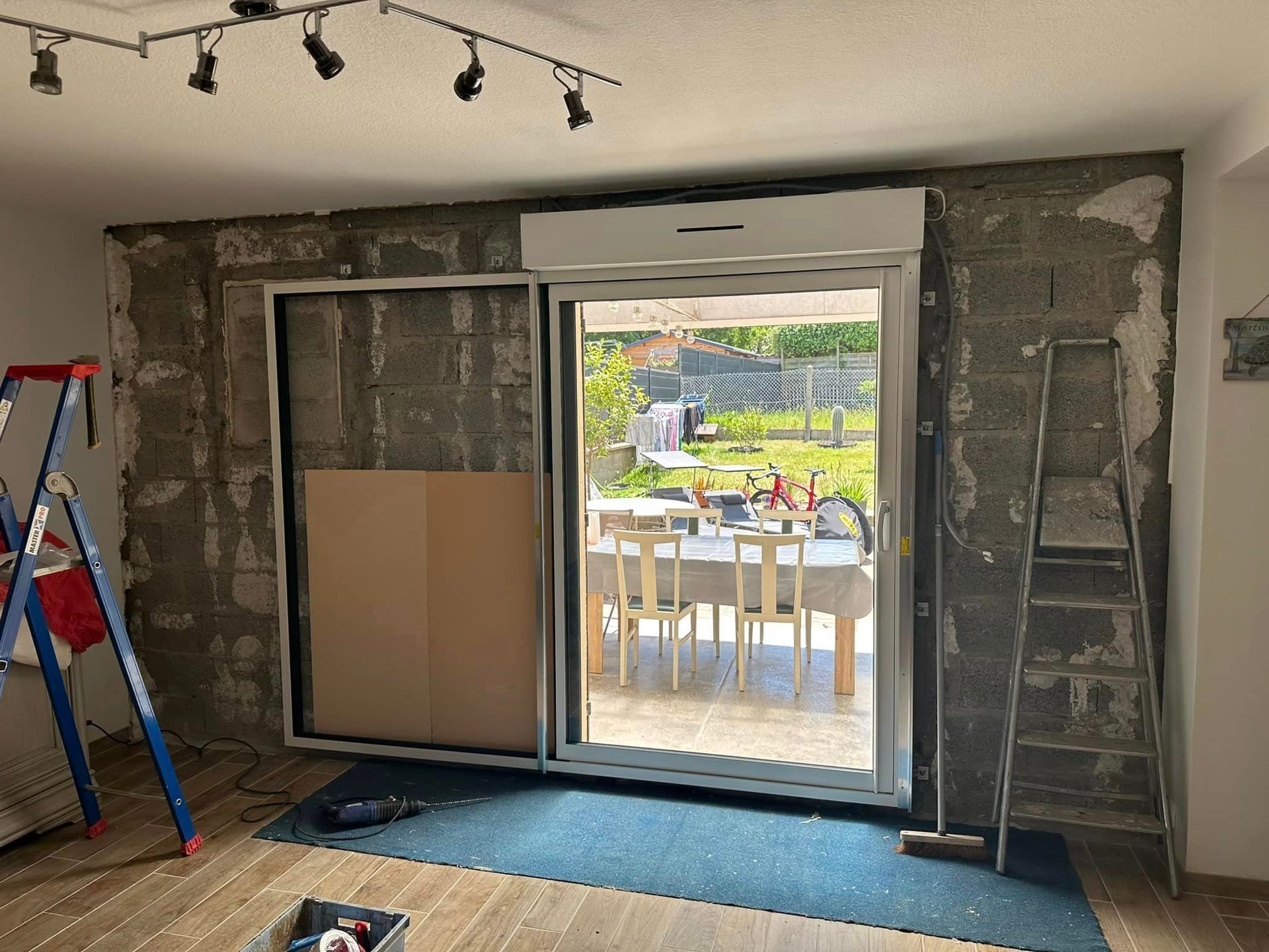 Chantier de pose de porte vitrée coulissante