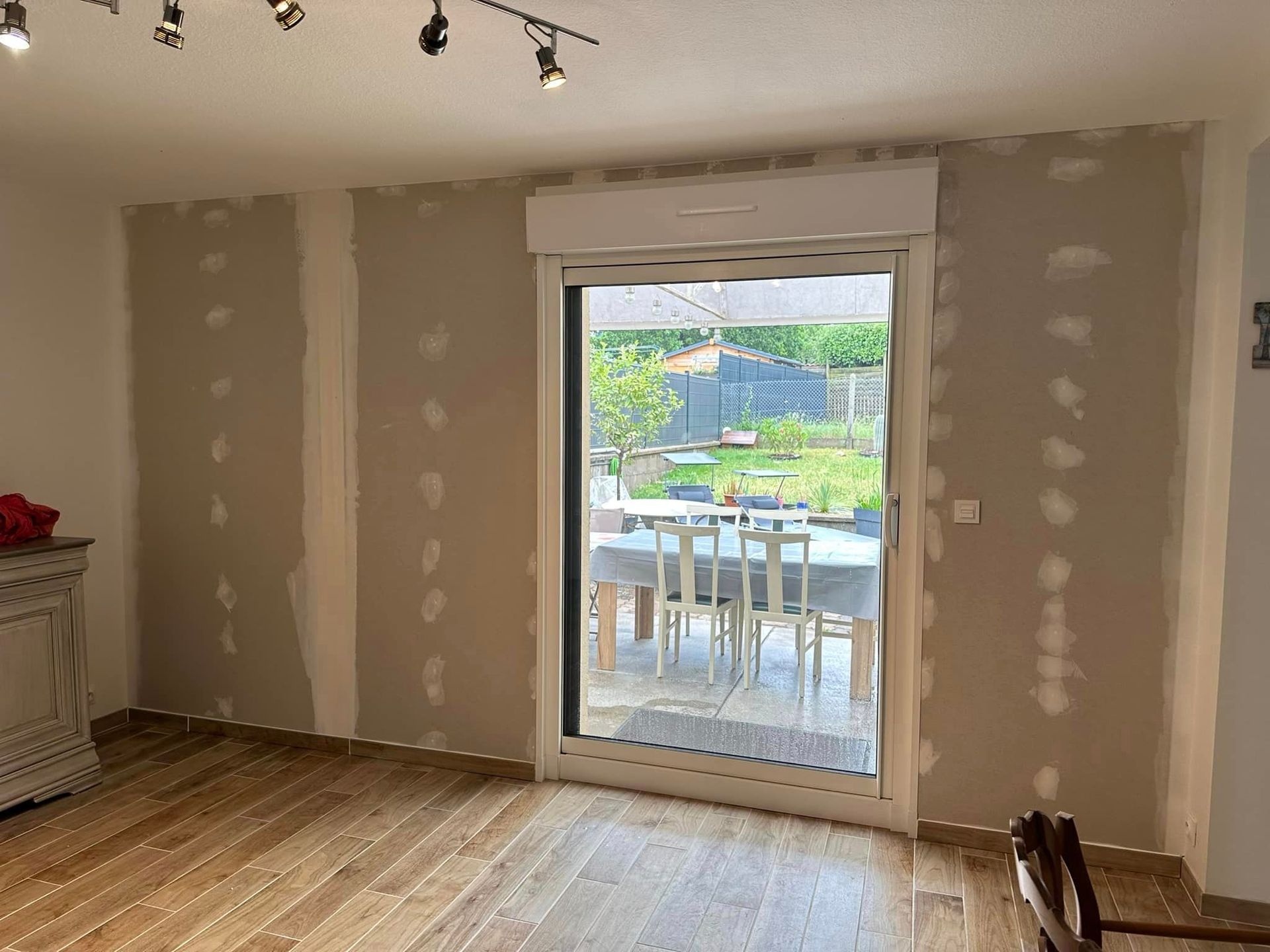 Pose de porte vitrée coulissante après travaux