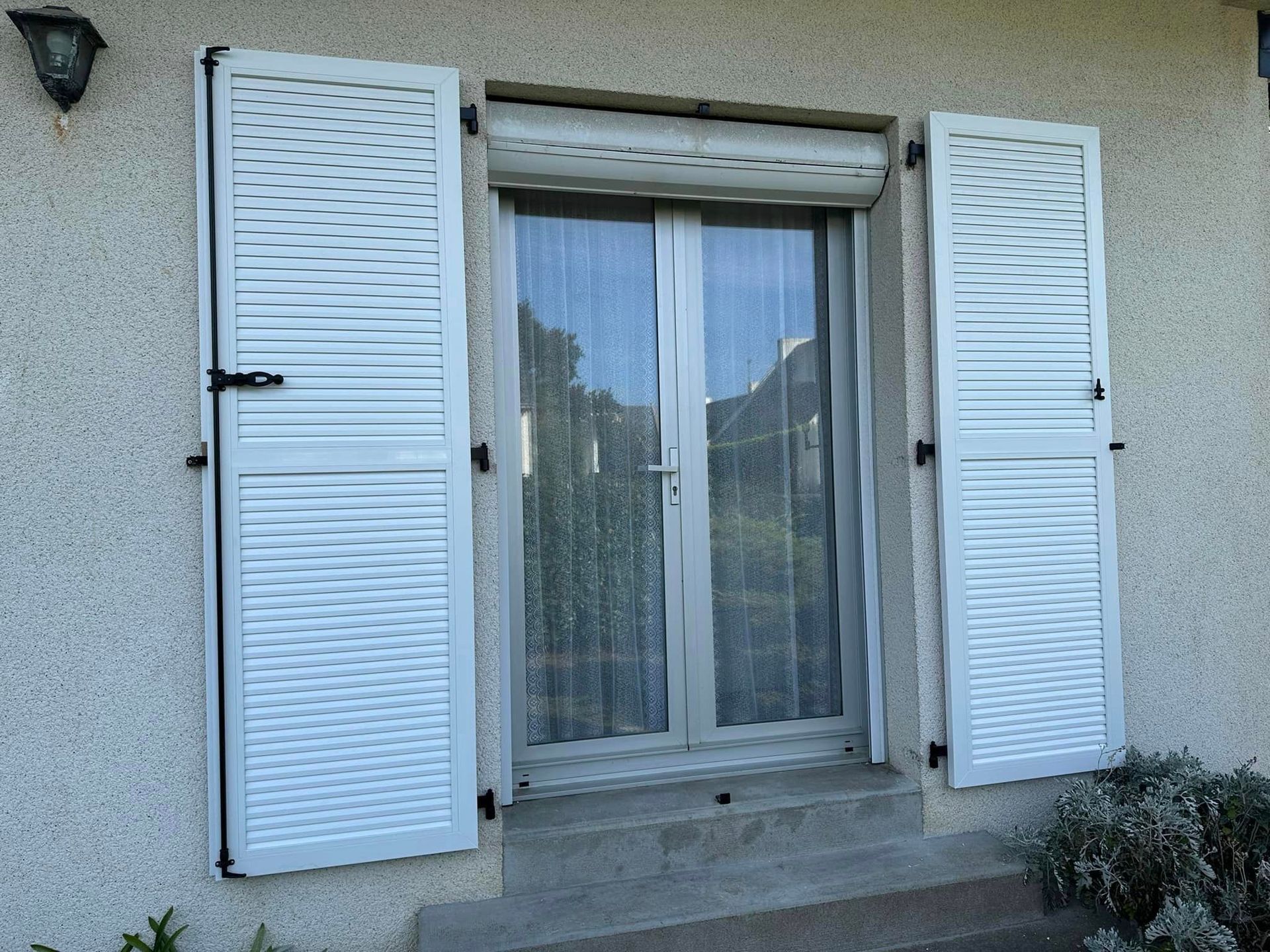 Volets battants blancs de fenêtres ouverts