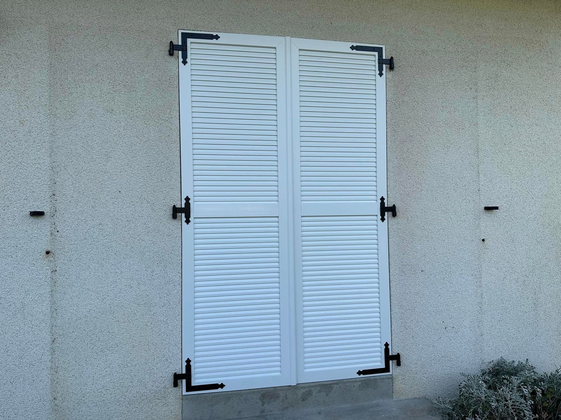 Volets battants blancs de fenêtres fermés