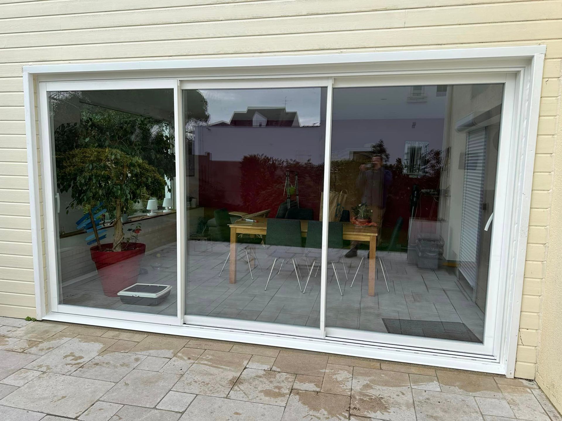 Baie vitrée coulissante sur terrasse extérieure